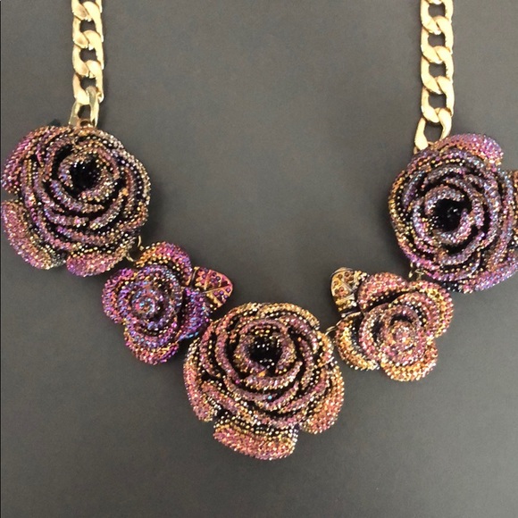 Flower statement necklace - Picture 2 of 4